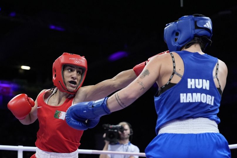 Imane Khelif, da Argélia, depois de derrotar Anna Hamori, da Hungria, no combate de boxe feminino de 66 kg nos Jogos Olímpicos de verão de 2024, sábado, 3 de agosto de 2024.