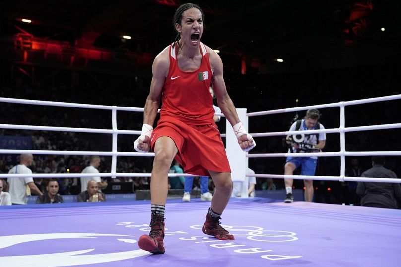 Imane Khelif, da Argélia, celebra depois de derrotar Anna Hamori, da Hungria, no combate de boxe feminino de 66 kg dos Jogos Olímpicos de verão de 2024, no sábado, 3 de agosto