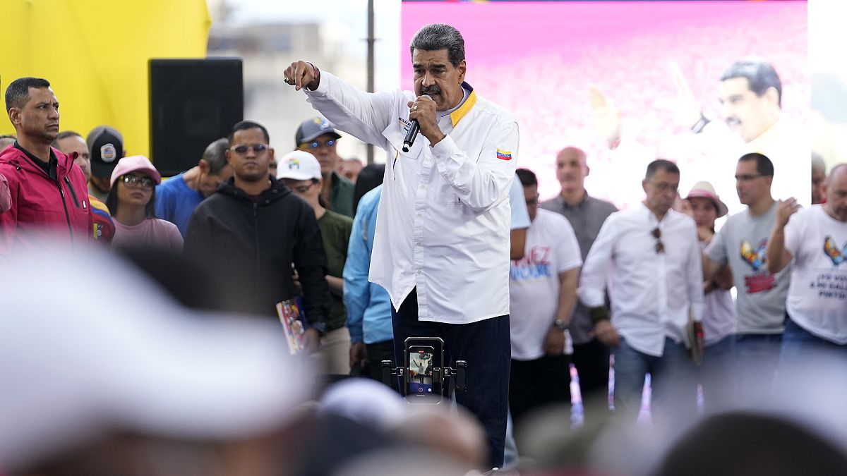 Il presidente Nicolas Maduro parla ai sostenitori durante un comizio del governo a Caracas, in Venezuela, sabato 3 agosto 2024.