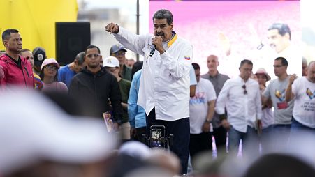 El presidente Nicolás Maduro habla con sus partidarios durante un mitin gubernamental en Caracas, Venezuela, el sábado 3 de agosto de 2024.