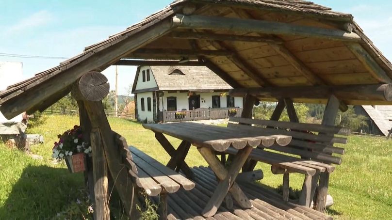 Turistas procuram casas tradicionais em Șimon, no centro da Roménia