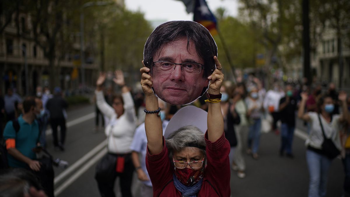 Una manifestante lleva una foto de Carles Puigdemont durante una protesta independentista.