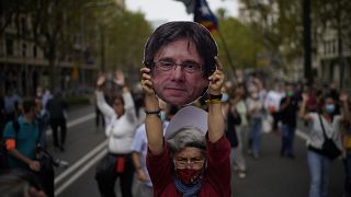 Una manifestante lleva una foto de Carles Puigdemont durante una protesta independentista.