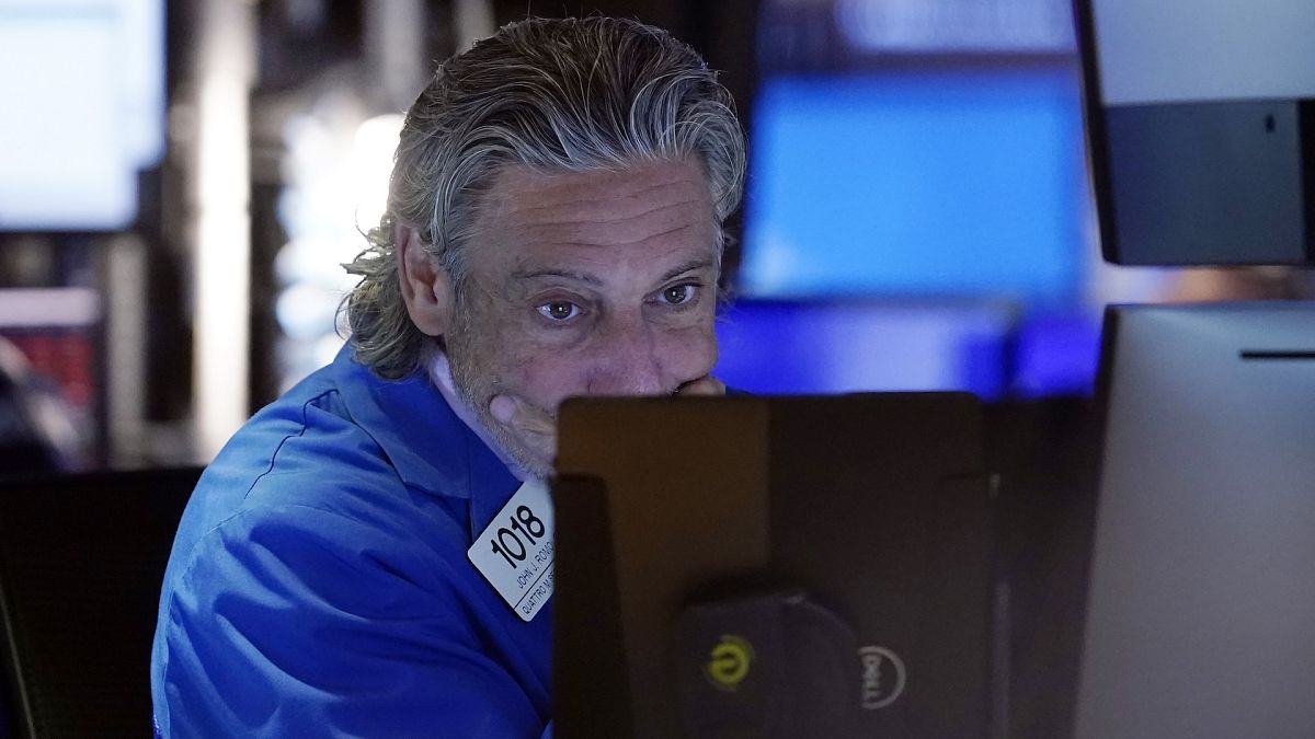 Il trader John Romolo lavora al piano della Borsa di New York venerdì 2 agosto 2024