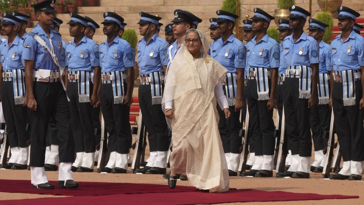 A primeira-ministra do Bangladesh, Sheikh Hasina, inspecciona uma guarda de honra militar conjunta à sua chegada ao palácio presidencial indiano em Nova Deli, 22 junho 2024.