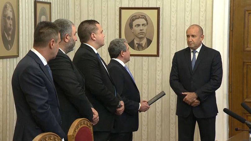 Imagen del presidente de Bulgaria, Radev, escuchando las explicaciones del grupo parlamentario de ITN.