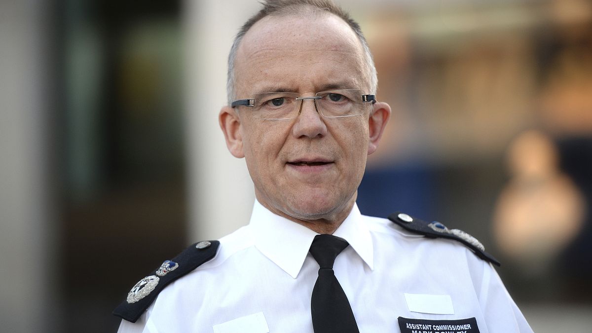 London Met Police Commissioner grabs microphone from reporter's hand ...