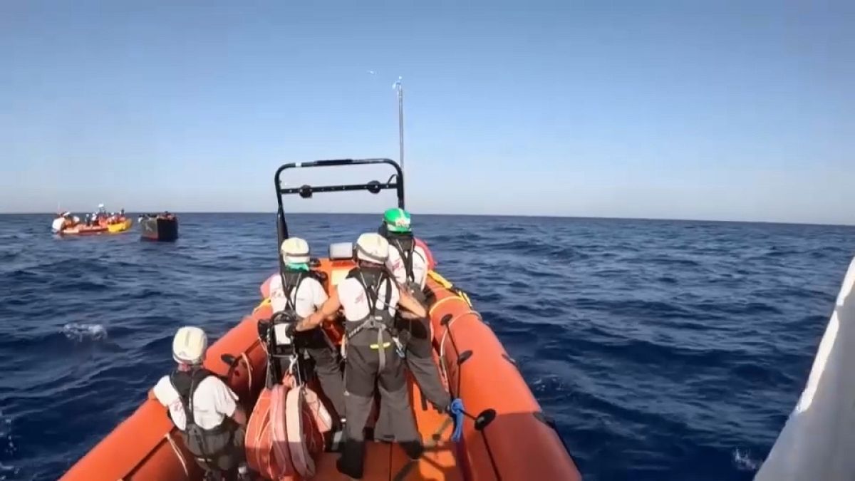 Több hajóról, 150 illegális bevándorlót mentettek ki a Földközi-tengerből