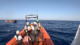 MSF gumenjak približava se čamcu migranata
