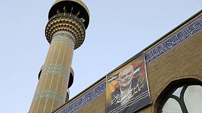 Un poster del defunto leader di Hamas Ismail Haniyeh appeso a un edificio della moschea nel centro di Teheran, Iran, 5 agosto 2024