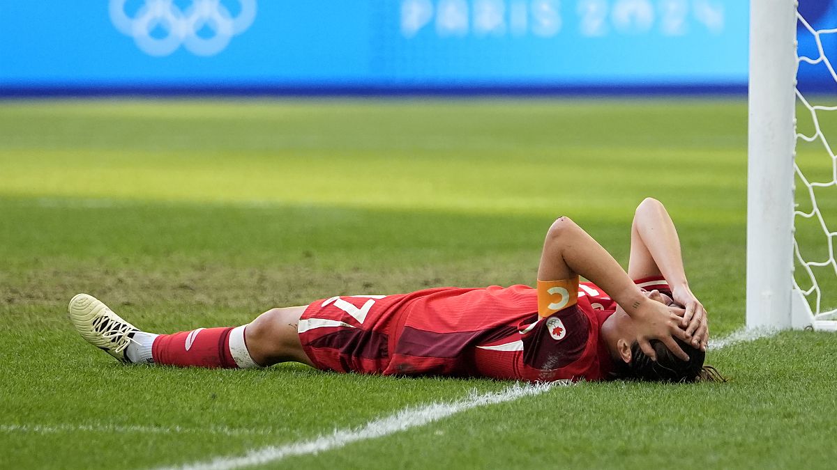 La canadiense Jessie Fleming reacciona en el suelo durante un partido de fútbol femenino de cuartos de final entre Canadá y Alemania en los Juegos Olímpicos de Verano de 2024, el sábado 3 de agosto de 2024.