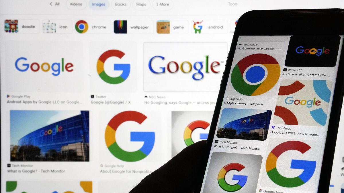 Bir Google aramasında çeşitli Google logoları görüntülenir.