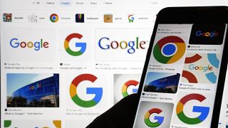 Bir Google aramasında çeşitli Google logoları görüntülenir.