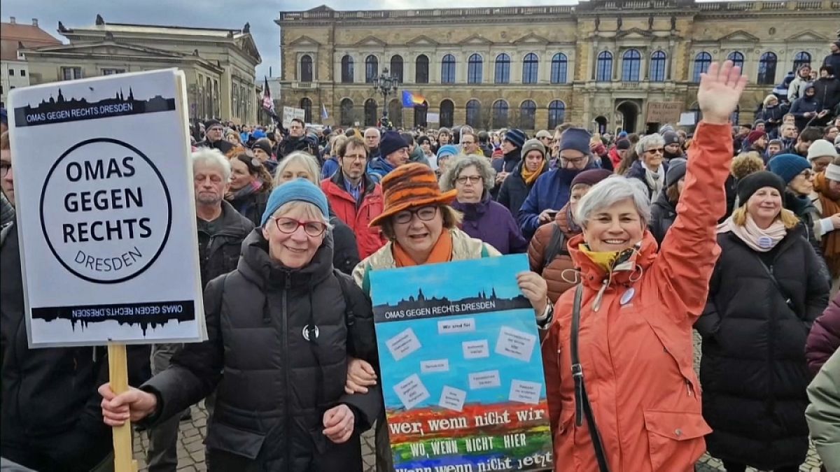 Manifestation du mouvement "Omas gegen rechts" à Dresde, en Allemagne.