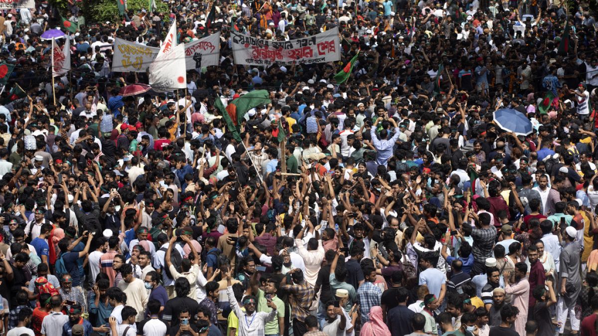 Bangladeş'in başkenti Dakka'da 5 Ağustos 2024 Pazartesi günü Başbakan Şeyh Hasina'ya karşı düzenlenen protesto gösterisine katılanlar sloganlar atıyor.