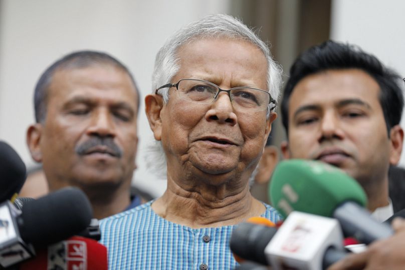 Nobel ödüllü Muhammad Yunus gazetecilerin sorularını yanıtlıyor, Dakka, Bangladeş, 3 Mart 2024.