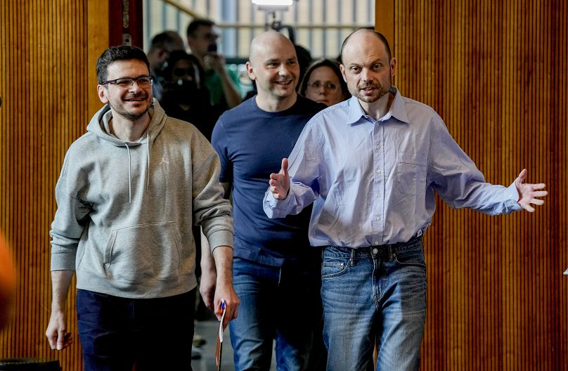 Les prisonniers russes libérés Ilya Yashin, Andrei Pivovarov et Vladimir Kara-Murza (de g. à d.) participent à une conférence de presse à Bonn, en Allemagne, le 2 août 2024