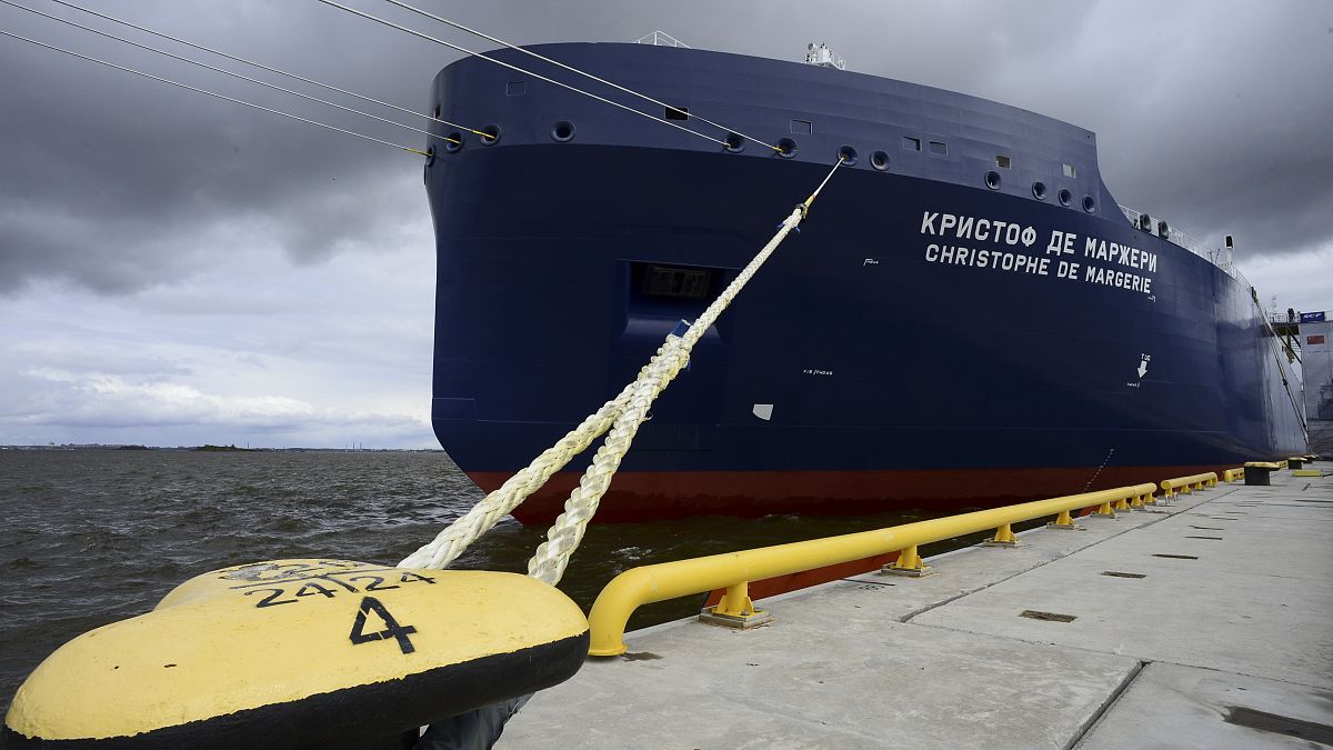 O navio-tanque russo de transporte de GNL para o Ártico, Christophe de Margerie, é atracado durante a cerimónia de nomeação durante o Fórum Económico Internacional em São Petersburgo, Rússia (foto de arquivo)