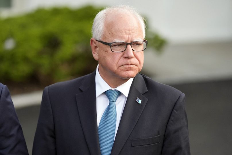 DOSSIER - Le gouverneur du Minnesota, Tim Walz, écoute après avoir rencontré le président Joe Biden, le 3 juillet 2024, à la Maison Blanche à Washington.