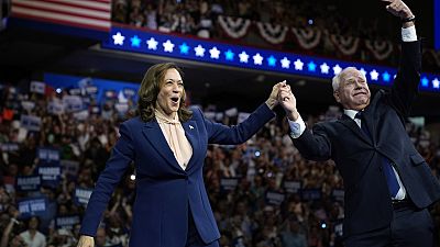 Il governatore del Minnesota Tim Waltz e Kamala Harris