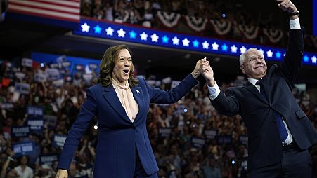 Il governatore del Minnesota Tim Waltz e Kamala Harris