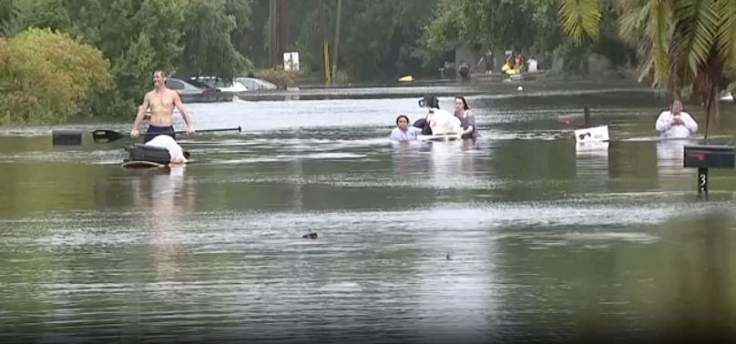 Florida Valisi Ron DeSantis, eyaletin 61 bölgesinde "acil durum" ilan edildiğini bildirdi.