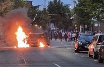 В центре Белфаста участники беспорядков устроили пожары. 