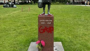 A estátua de Anne Frank em Amesterdão foi desfigurada pela segunda vez em menos de um mês 