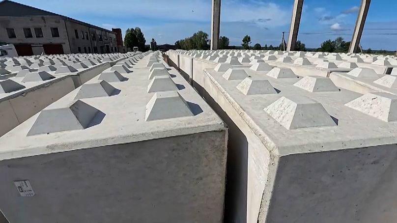 Un exemple de blocs de beton qui seront utilisés dans le cadre de la Ligne de Défense Baltique