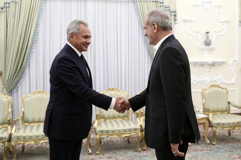 Le président Masoud Pezeshkian serre la main du secrétaire du Conseil de sécurité russe Sergueï Choïgou à Téhéran, en Iran, le lundi 5 août 2024.