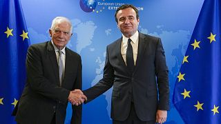 O chefe da política externa da União Europeia, Josep Borrell, à esquerda, posa para a comunicação social com o primeiro-ministro do Kosovo, Albin Kurti, antes das conversações em Bruxelas, a 26 de junho de 2024.