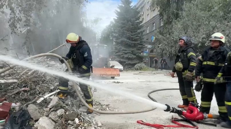 I pompieri cercano di spegnere un incendio dopo l'attacco russo a Kharkiv, Ucraina, 6 agosto 2024