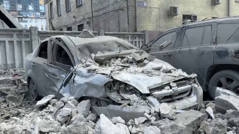 Una macchina sommersa dalle macerie dopo l'attacco russo a Kharkiv, Ucraina, 6 agosto 2024