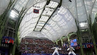 Hollandalı Tristan Tulen, solda, ve İtalyan Federico Vismara 2024 Yaz Olimpiyatları sırasında Grand Palais'de erkekler bireysel Epee'de yarışıyor