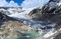 Un lac d'eau de fonte s'est formé sur la langue du glacier du Rhône près de Goms, en Suisse, le 13 juin 2023.