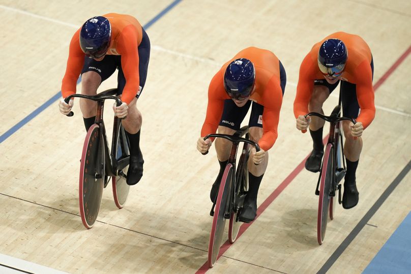 Roy van den Berg, Harrie Lavreysen et Jeffrey Hoogland (Pays-Bas) franchissent la ligne d'arrivée. 