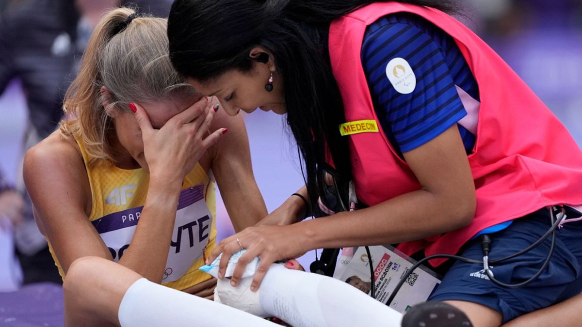 Airine Palsyte, lituana, riceve assistenza medica dopo essersi infortunata durante le qualificazioni del salto in alto femminile alle Olimpiadi estive del 2024, venerdì 2 agosto 2024.