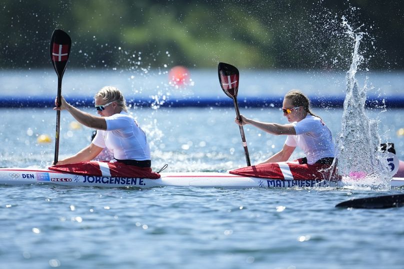 As dinamarquesas Emma Aastrand Jorgensen e Frederikke Hauge Matthiesen competem nos quartos de final dos 500 metros em caiaque duplo feminino 