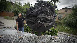 Foto di una scultura che rappresenta il coronavirus nella città d iHorodok,  regione ucraina di Khmelnytskiy, 