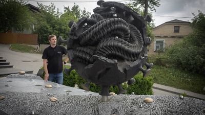 Imagen de una escultura que representa el coronavirus en la ciudad de Horodok, en la región ucraniana de Khmelnytskiy, el martes 6 de agosto de 2024.