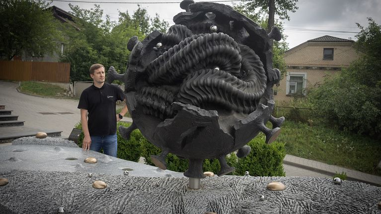 Foto di una scultura che rappresenta il coronavirus nella città d iHorodok,  regione ucraina di Khmelnytskiy, 