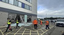 Limpieza de escombros en el Holiday Inn Express en Rotherham, Inglaterra, el lunes 5 de agosto de 2024, atacado por extremistas antiinmigración el domingo.