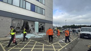 Limpieza de escombros en el Holiday Inn Express en Rotherham, Inglaterra, el lunes 5 de agosto de 2024, atacado por extremistas antiinmigración el domingo.