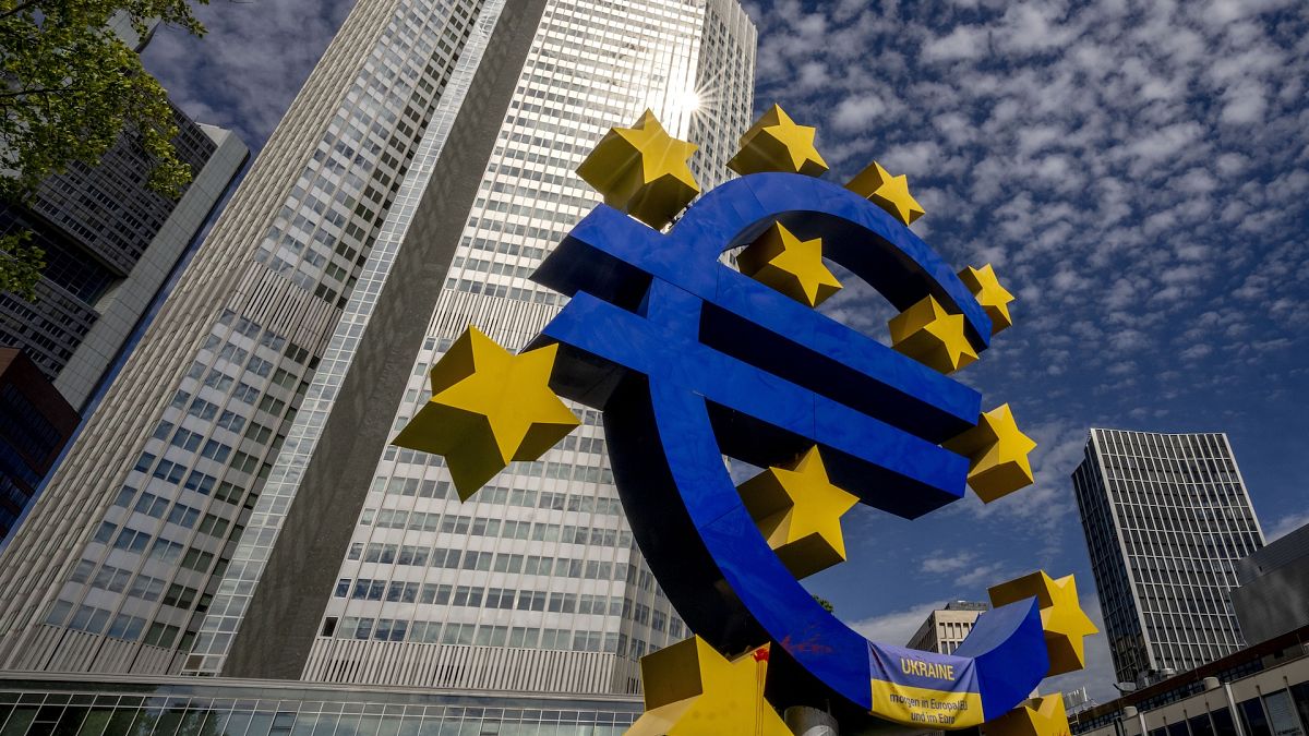 Almanya'nın Frankfurt kentindeki eski Avrupa Merkez Bankası'nın önünde bulunan Euro heykeli