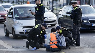 l'ONG Letzte Generation, connue pour ses blocages d'autoroutes, met fin à ses actions en Autriche mardi 6 août 2024. 