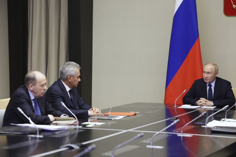 Il presidente Vladimir Putin assieme al capo del Servizio di sicurezza federale Alexander Bortnikov e al segretario del Consiglio di sicurezza Sergei Shoigu, 7 agosto 2024