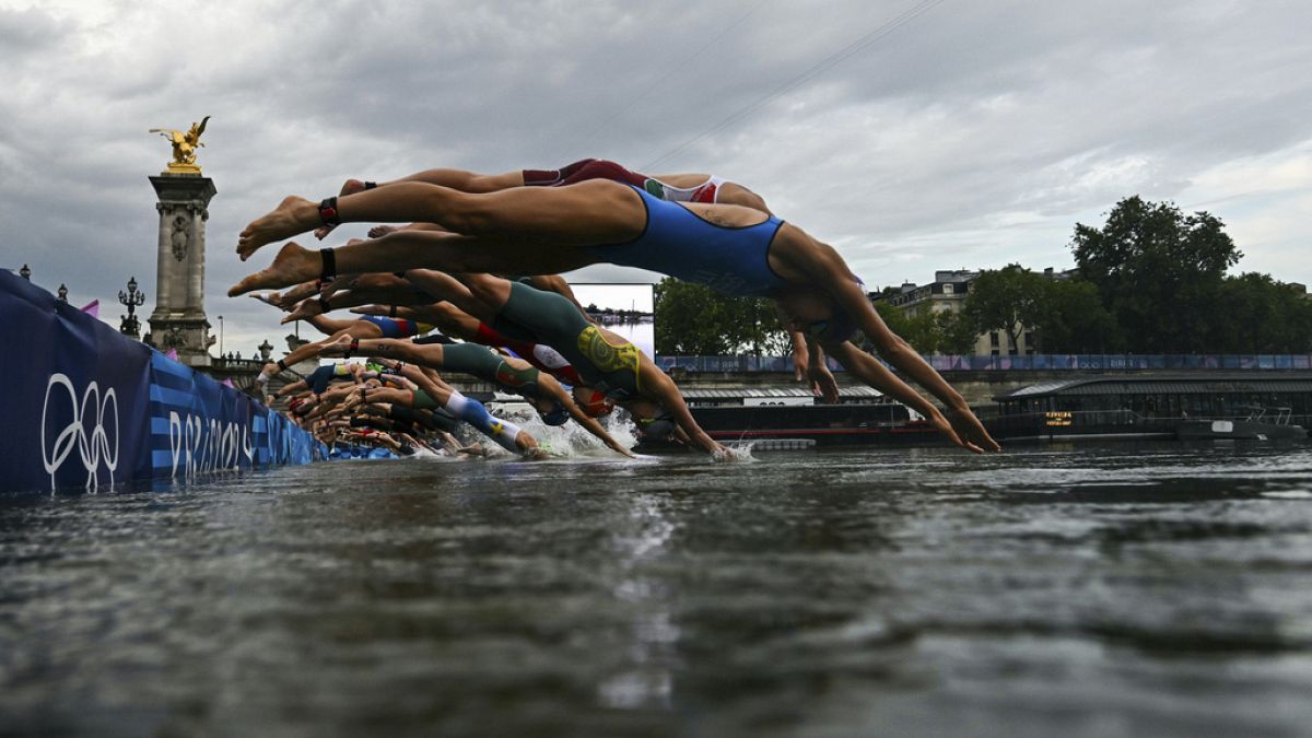 Atletas competem na corrida de natação no Sena durante o triatlo individual feminino nos Jogos Olímpicos de verão de 2024, quarta-feira, 31 de julho de 2024, em Paris, França.