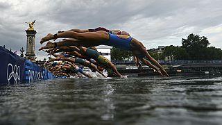 Atletas competem na corrida de natação no Sena durante o triatlo individual feminino nos Jogos Olímpicos de verão de 2024, quarta-feira, 31 de julho de 2024, em Paris, França.