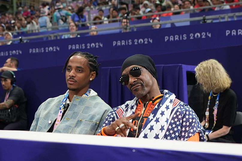 Snoop Dogg, à direita, assiste aos jogos dos quartos de final da equipa masculina de solo durante os Jogos Olímpicos de verão de 2024