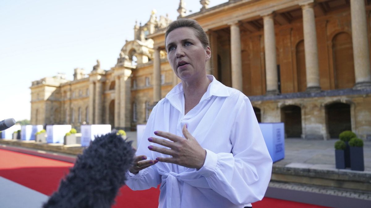 A primeira-ministra da Dinamarca, Mette Frederiksen, fala aos meios de comunicação social na cimeira da Comunidade Política Europeia no Palácio de Blenheim, em Woodstock.